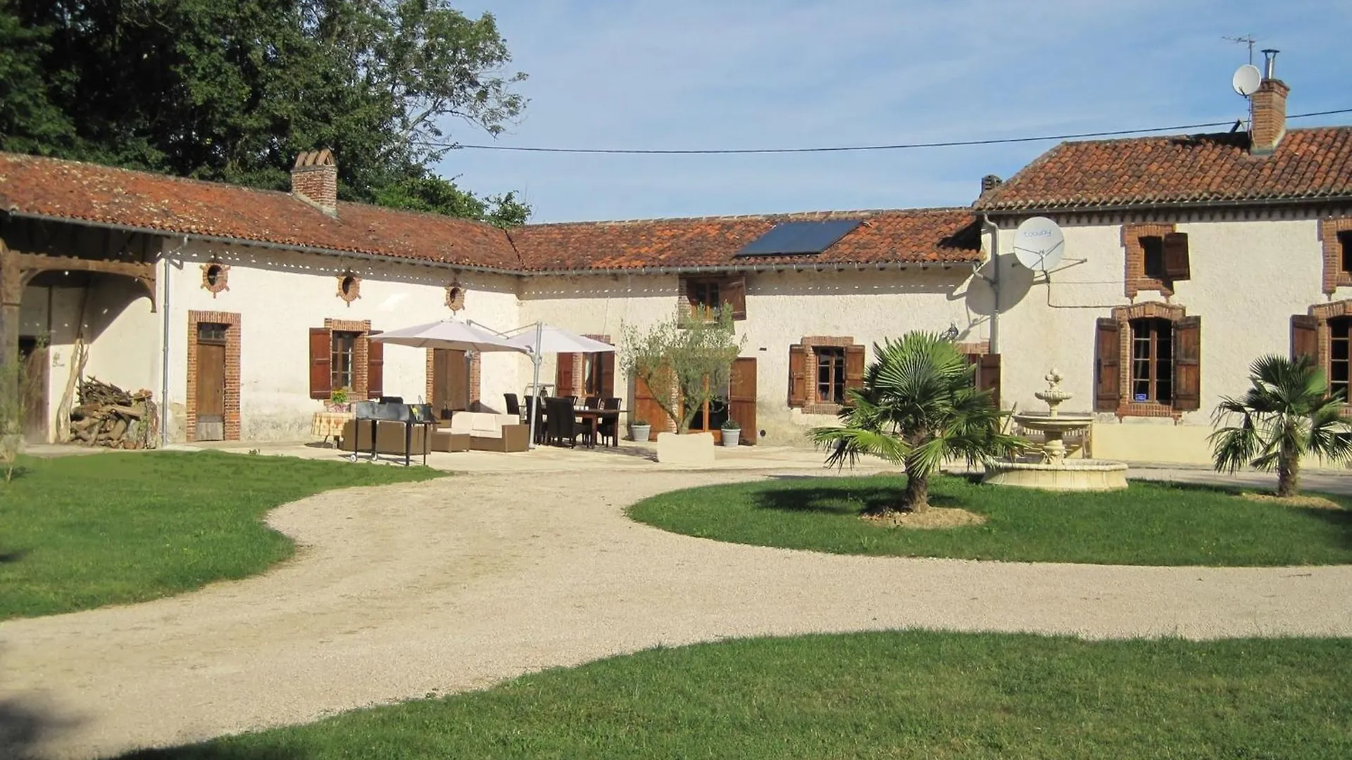 Very Spacious And Luxurious Holiday Home On Quiet Estate 1880 With Pool Buzon