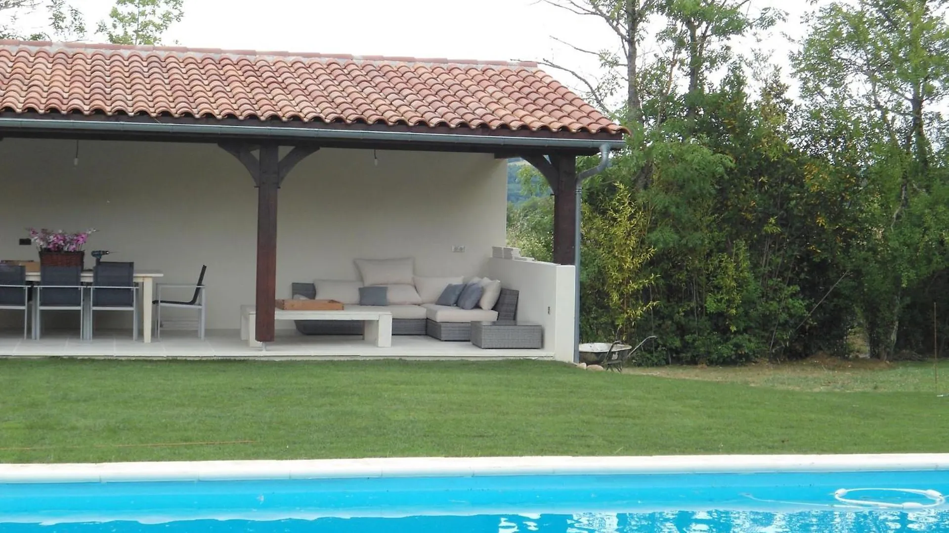 Very Spacious And Luxurious Holiday Home On Quiet Estate 1880 With Pool Buzon