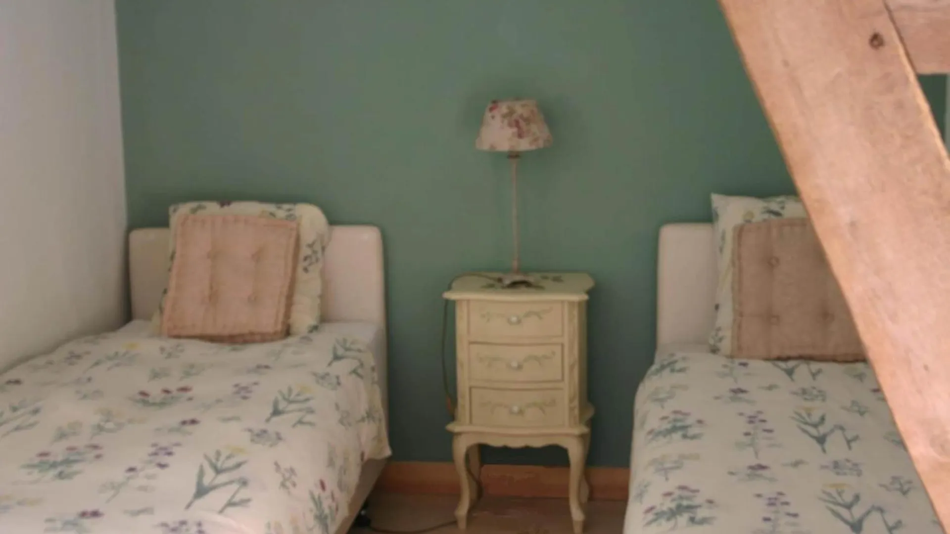 Very Spacious And Luxurious Holiday Home On Quiet Estate 1880 With Pool Buzon 프랑스