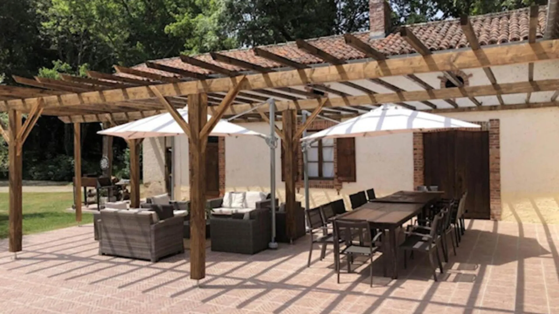 Very Spacious And Luxurious Holiday Home On Quiet Estate 1880 With Pool Buzon 0*,  프랑스
