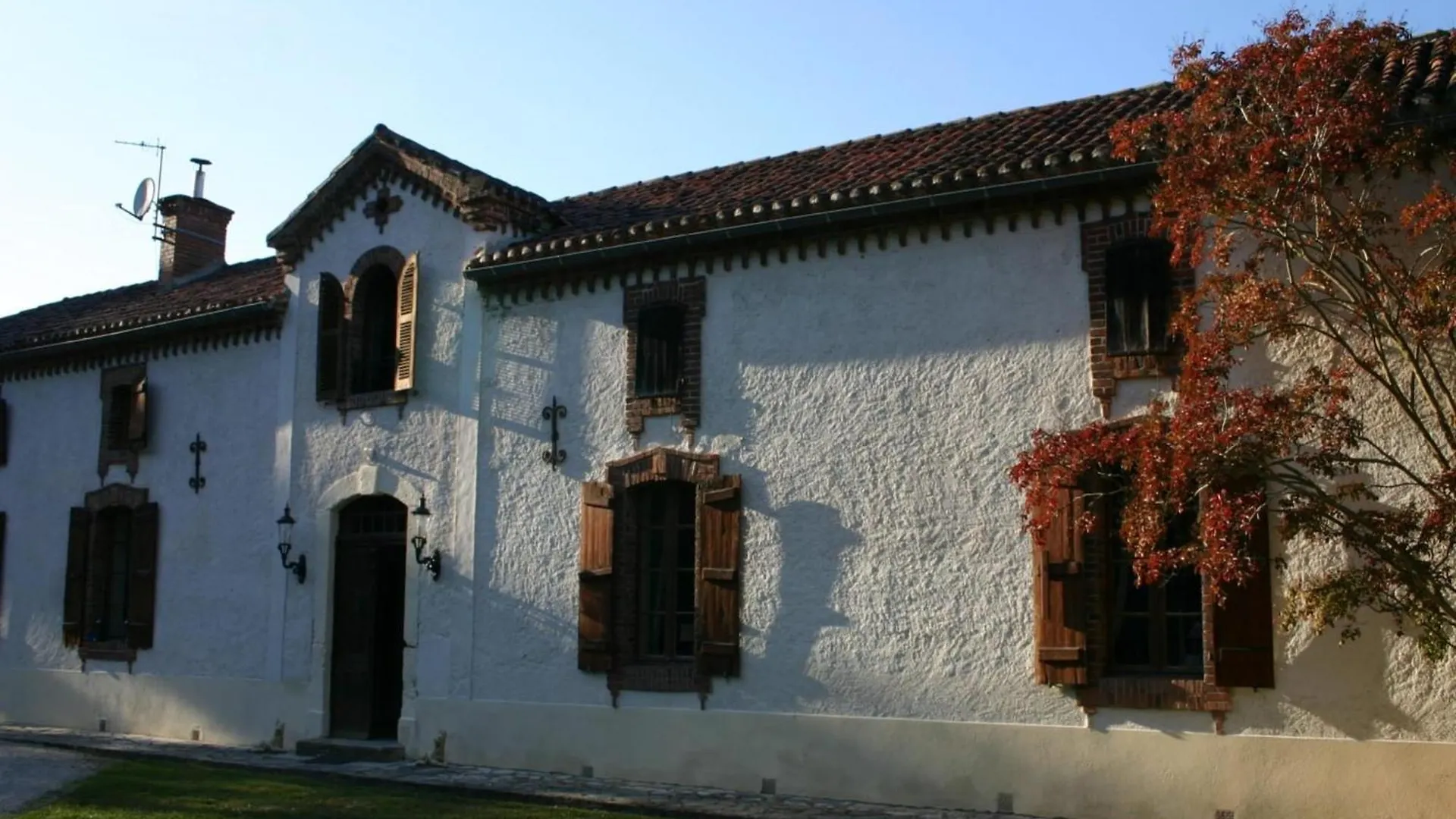 Very Spacious And Luxurious Holiday Home On Quiet Estate 1880 With Pool Buzon 프랑스