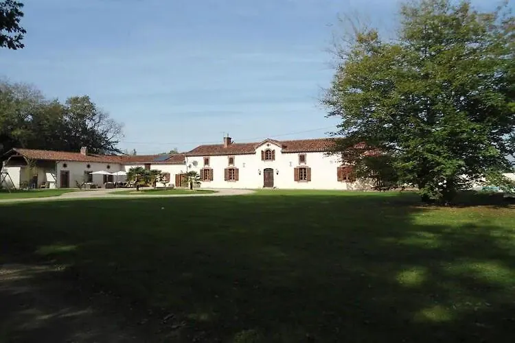 Very Spacious And Luxurious Holiday Home On Quiet Estate 1880 With Pool Buzon