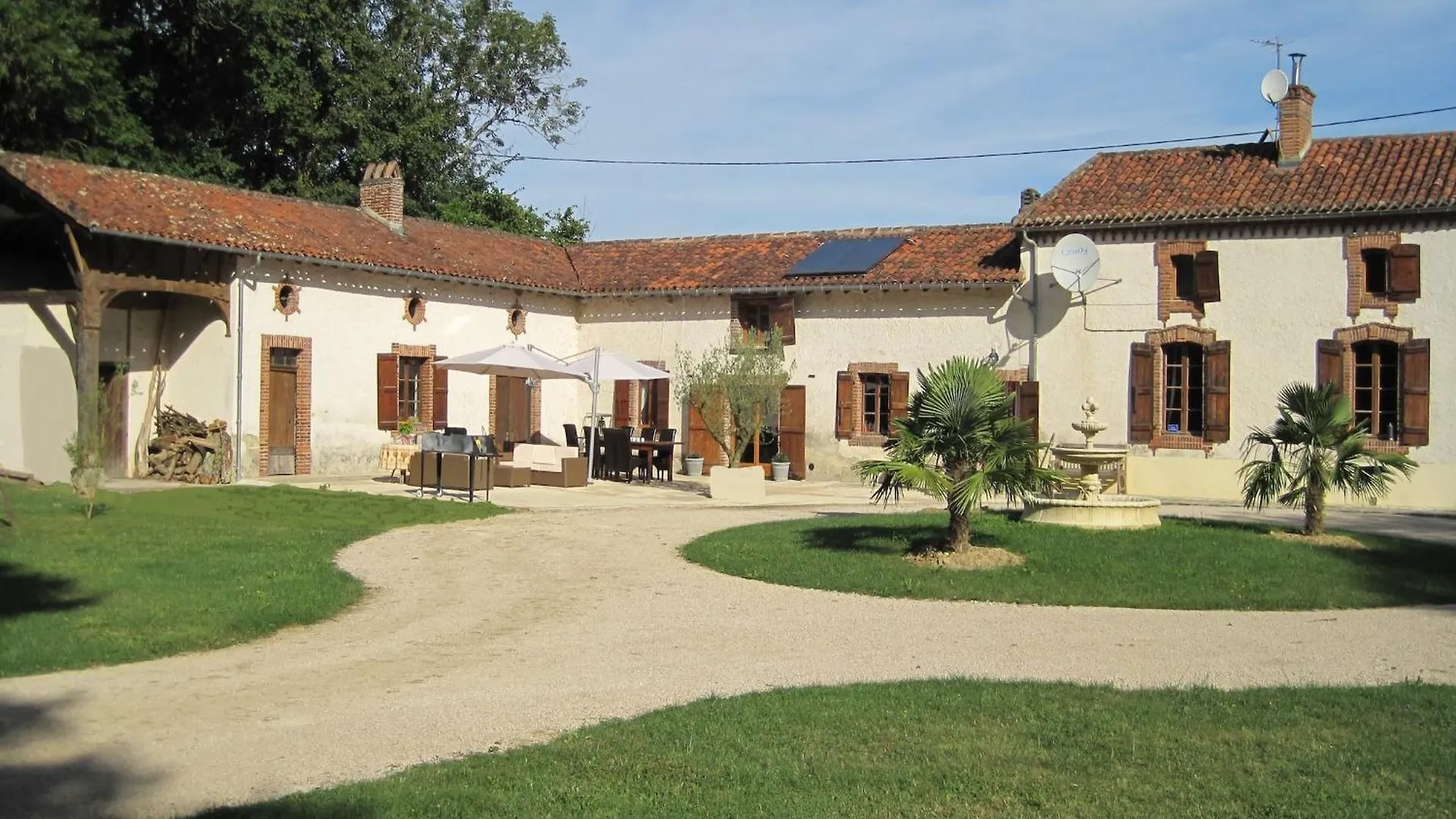 Very Spacious And Luxurious Holiday Home On Quiet Estate 1880 With Pool Buzon