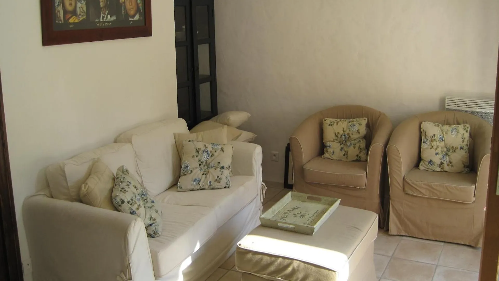 Very Spacious And Luxurious Holiday Home On Quiet Estate 1880 With Pool Buzon 프랑스